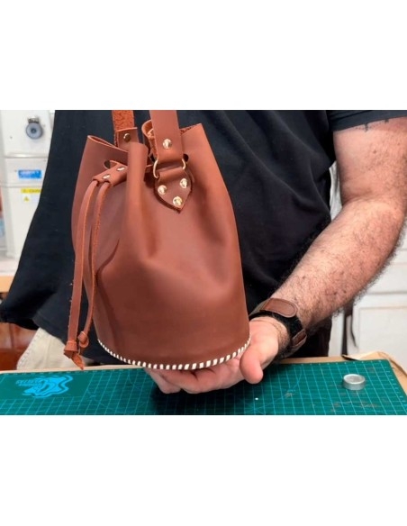 Sac à main en cuir à patron gratuit avec fond et anses cousus