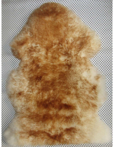 Mouton à poil long beige. Tapis en poils naturels.