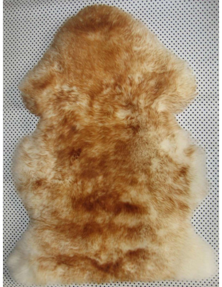 Mouton à poil long beige. Tapis en poils naturels.