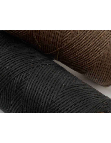 DREISEITE GEWACHSTE GARNSPULE