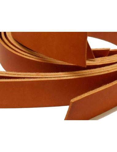 BANDES DE CUIR DÉCOUPÉES POUR CEINTURES. NOISETTE
